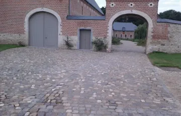 Vieux pavés rustiques avec joints à la dolomie