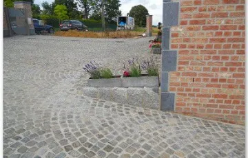 Chantier privé, 9/11 mosaïque grès de réemploi, joints mortier et palissade en granit.