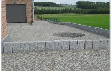 Chantier privé, 9/11 mosaïque grès de réemploi, joints mortier et palissade en granit.