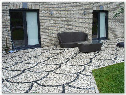 Terrasse en pourtour piscine, pavé décoratif mosaïque.
