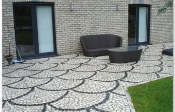 Terrasse en pourtour piscine, pavé décoratif mosaïque.