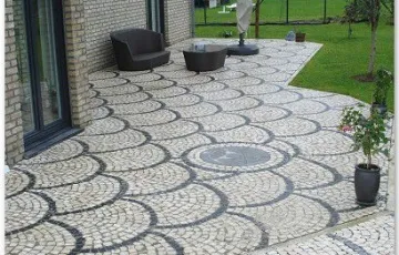 Terrasse en pourtour piscine, pavé décoratif mosaïque.