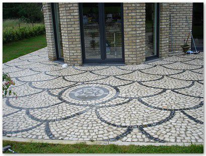 Terrasse en pourtour piscine, pavé décoratif mosaïque.