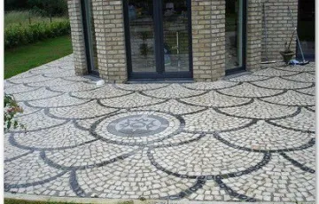 Terrasse en pourtour piscine, pavé décoratif mosaïque.