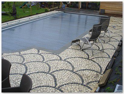 Terrasse en pourtour piscine, pavé décoratif mosaïque.