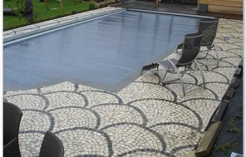 Terrasse en pourtour piscine, pavé décoratif mosaïque.