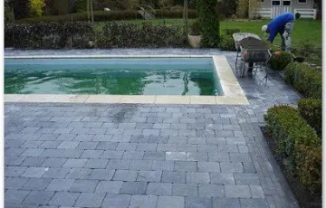 Terrasse en dallette 20/20/2,5 et contour 5/5/18 posés sur chape et joint sable en pourtour en bordure de pierres bleues.