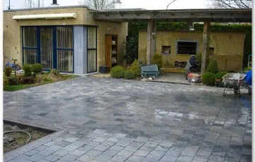 Terrasse en dallette 20/20/2,5 et contour 5/5/18 posés sur chape et joint sable en pourtour en bordure de pierres bleues.