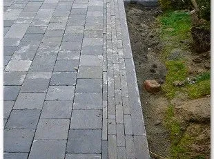 Terrasse en dallette 20/20/2,5 et contour 5/5/18 posés sur chape et joint sable en pourtour en bordure de pierres bleues.