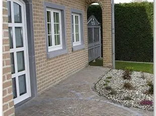 8/10 grès kandla avec joint au mortier hydrofugé et éventail en pierre bleue + rosace décorative.