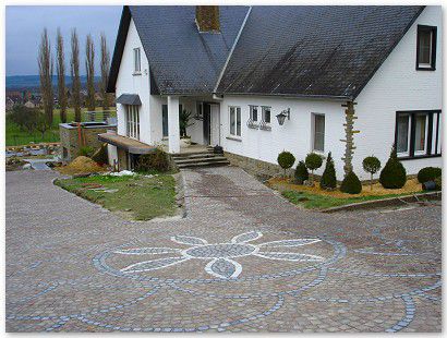 Rosace décorative avec fleur en pavés blanc marbre de carrare, joint en cours de réalisation.