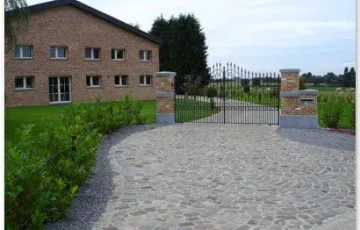 Pavé grès de réemploi de type disparate posé en éventail avec les joints coulés au mortier hydrofugé.