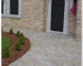 Pavés 8/10 mosaïque posés en éventail avec ligne décorative en pierre bleue avec les joints au mortier hydrofugé + boussole décorative en pierre bleue.