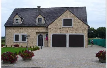 Pavés 8/10 mosaïque posés en éventail avec ligne décorative en pierre bleue avec les joints au mortier hydrofugé + boussole décorative en pierre bleue.