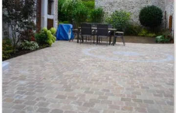 Cour intérieure en platine 14/14 kandla avec rosace décorative. Carport et terrasse en dallette en pierre bleue 20/20 avec joints au mortier coulés.