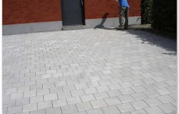 Terrasse et allée de jardin.