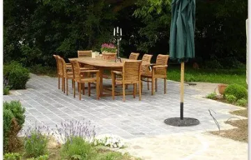 Terrasse et allée de jardin.