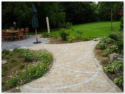 Terrasse et allée de jardin.