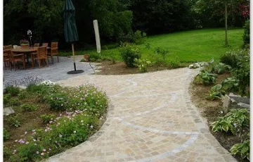 Terrasse et allée de jardin.