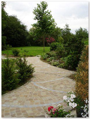 Terrasse et allée de jardin.