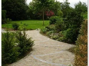 Terrasse et allée de jardin.
