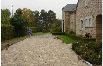 Pavés platine de type 15/15 avant la finition des joints. Pourtour : bordure en pierre bleue et pavé oblong.