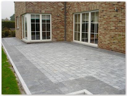 Terrasse privée réalisée en dallettes de pierre bleue Asiatique posées sur chape et joint au sable fin avec en pourtour extérieur une bordure en pierre bleue et pavé oblong.