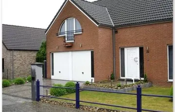 Aménagement privé, entrée de garage en pierre bleue 25/10/5, mosaïque 8/10 grès indien avec joint au Groutex. Palissade granit + déco jardin galet de rivière . Luminaire sur pied.