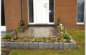 Aménagement privé, entrée de garage en pierre bleue 25/10/5, mosaïque 8/10 grès indien avec joint au Groutex. Palissade granit + déco jardin galet de rivière . Luminaire sur pied.