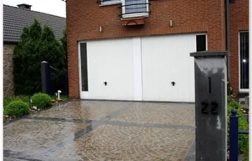 Aménagement privé, entrée de garage en pierre bleue 25/10/5, mosaïque 8/10 grès indien avec joint au Groutex. Palissade granit + déco jardin galet de rivière . Luminaire sur pied.