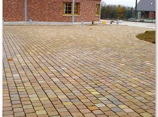 Pavés platine 14/14 avec finition des joints au Groutex.