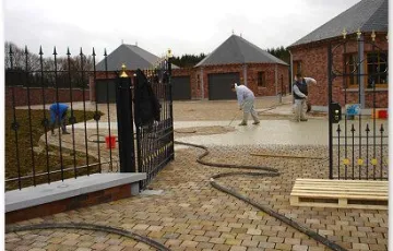 Pavés platine 14/14 avec finition des joints au Groutex.