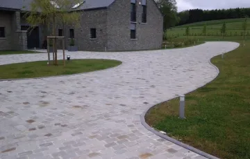 Pavés kandla gris 14/21 + bordure en pierre bleue
