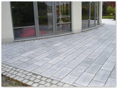 Terrasse privée avec des dalles de pierre bleue 30/60 de type rustique polie. Pourtour avec des 14/14 platine Asiatique.