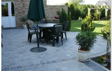 Terrasse privée en dallettes de pierre bleue Asiatique 15/15 polie - 30/30 polie et luminaires encastrés.