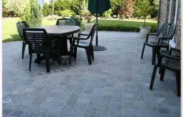 Terrasse privée en dallettes de pierre bleue Asiatique 15/15 polie - 30/30 polie et luminaires encastrés.