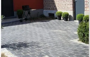 Terrasse privée en dallettes polies 20/20 en pierre bleue avec le pourtour en 12/18 grès de réemploi + joint au mortier