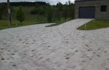 Pavés kandla gris 14/21 + bordure en pierre bleue