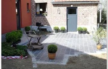 Terrasse privée en dallettes polies 20/20 en pierre bleue avec le pourtour en 12/18 grès de réemploi + joint au mortier