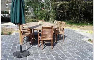Terrasse privée en dallettes polies 20/20 en pierre bleue avec le pourtour en 12/18 grès de réemploi + joint au mortier