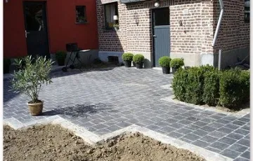 Terrasse privée en dallettes polies 20/20 en pierre bleue avec le pourtour en 12/18 grès de réemploi + joint au mortier