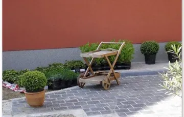 Terrasse privée en dallettes polies 20/20 en pierre bleue avec le pourtour en 12/18 grès de réemploi + joint au mortier