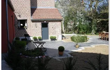 Terrasse privée en dallettes polies 20/20 en pierre bleue avec le pourtour en 12/18 grès de réemploi + joint au mortier