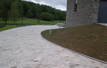 Pavés kandla gris 14/21 + bordure en pierre bleue