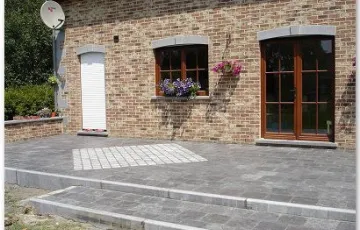 Terrasse privée en dalle 30/30 de pierre bleue et 15/15 sur pointe