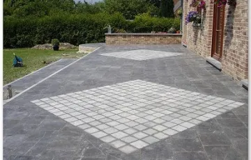 Terrasse privée en dalle 30/30 de pierre bleue et 15/15 sur pointe