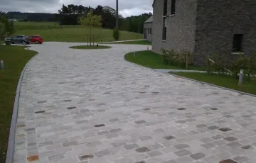 Pavés kandla gris 14/21 + bordure en pierre bleue