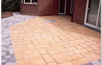 Terrasse en dalle rustique 6 formats. Rose des vents en petit granit