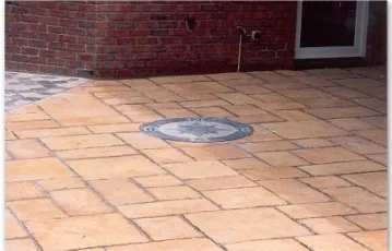Terrasse en dalle rustique 6 formats. Rose des vents en petit granit
