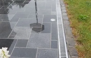 Terrasse pierre asiatique + luminaire encastré et caniveau d’évacuation